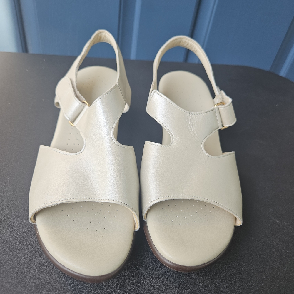 SAS Suntimer Comfort Slingback Low Block Heel Sandal Shoes Beige Size 9W EUC